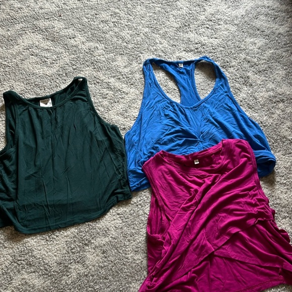 Crop tanks - Picture 1 of 4